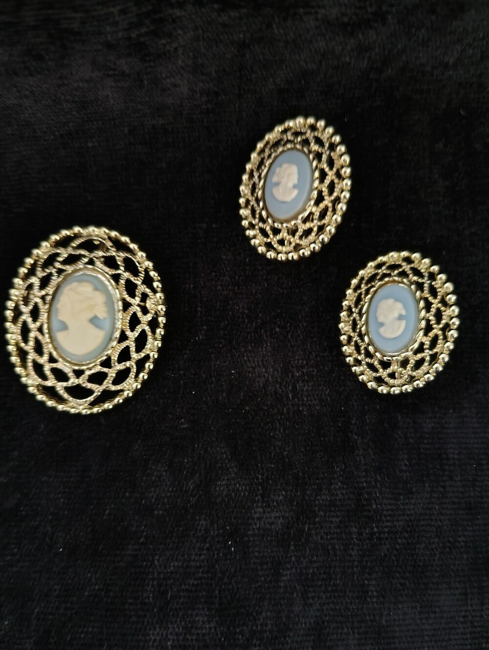 Sarah Coventry Vtg  3 Piece Gold Tone Cameo Brooch/Pendant- Clip On Earrings